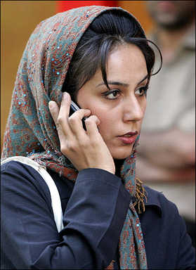 An obvious criminal at large on the streets of Tehran (from April 2007) <font size=-2>(Source: france24.com)</font>