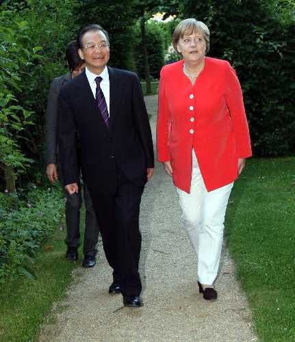 Wen Jiabao and Angela Merkel on Tuesday (Xinhua)