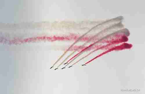 Poland's Sparks aerobatic team performs during Russia's air show on Saturday (Xinhua)