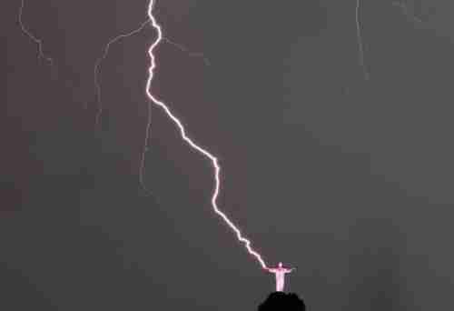 Rio's Christ the Redeemer statue struck by lightning (AFP)