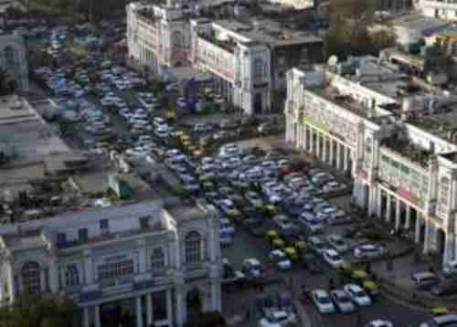Cars and autorickshaws move through New Delhi, India, Thursday, Dec. 24, 2015. (AP)