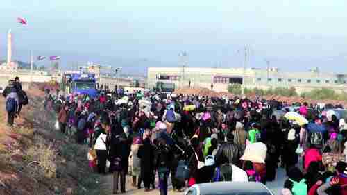 Thousands of Syrians massed on the border with Turkey (AFP)