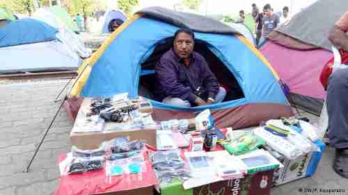 An Idomeni camp refugee selling whatever he can (Deutsche Welle)