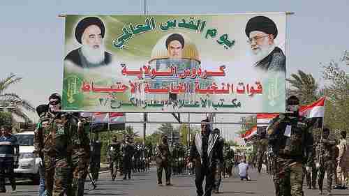 Shia militia carrying Iranian billboard (Anadolu)