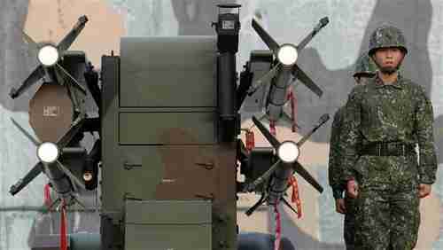  Taiwanese soldiers stand next to home-made Tien Chien surface-to-air missiles during an annual drill in Tainan, January 17, 2017. (AFP)