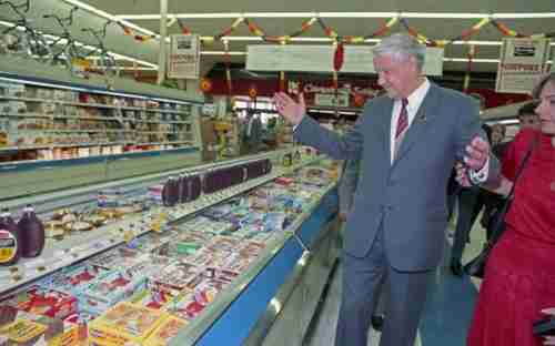 Boris Yeltsin visits Randall's Supermarket in Texas on September 16, 1989 (Houston Chronicle)