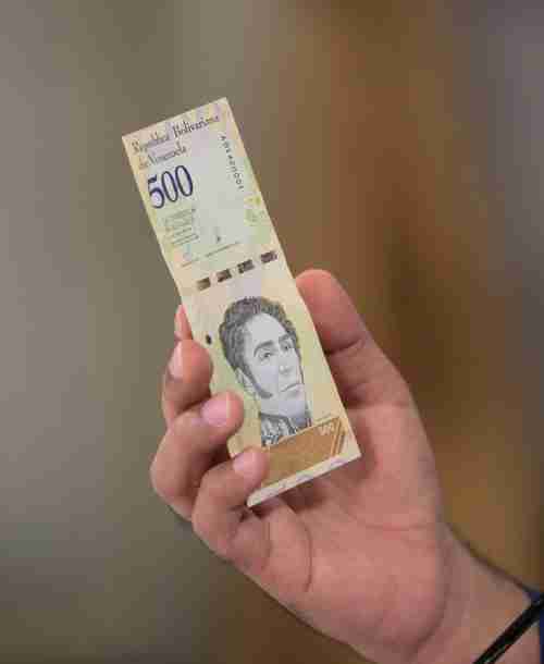 Maduro holds a new sovereign bolivar note (Reuters)
