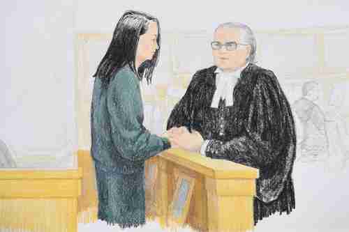 Meng Wanzhou speaks to her lawyer at Tuesday's bail hearing (Toronto Star)