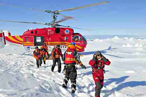 Chinese helicopter ferries the Shokalskiy passengers to safety
