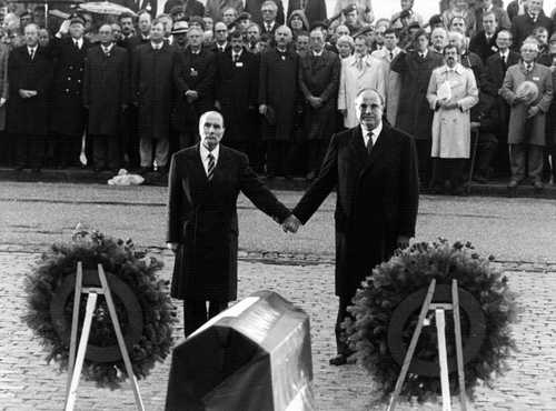A highly emotional photo of Mitterand and Kohl at Verdun in 1984 (Spiegel)