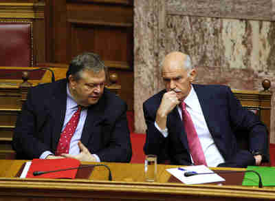 Greece's finance minister Evangelos Venizelos confers with president George Papandreou (Bloomberg)