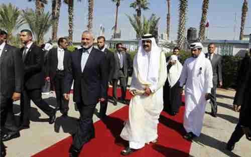 Hamas leader Khaled Meshal to left of Qatar leader Sheik Hamad on red carpet (al-Jazeera)