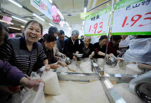 Shoppers purchase discount rice at a supermarket in Chongqing (China Daily)