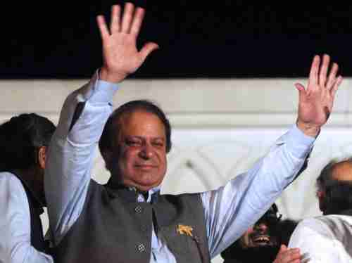 Nawaz Sharif waves to supporters (AFP)