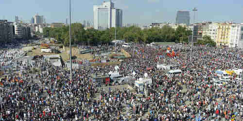 Thousands of protesters occupy park in Istanbul (Zaman)
