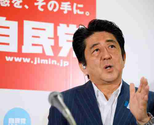 Shinzo Abe answering questions on Sunday (Nobuhiro Shirai)