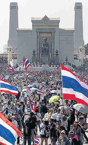 Anti-government protesters rally in front of the statue of King Rama I at Bangkok's Memorial Bridge (Bangkok Post)