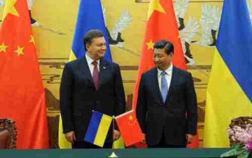Ukraine's president Viktor Yanukovich and China's president Xi Jinping in December, signing a military and nuclear pact.  (AFP)