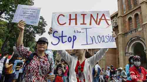 Anti-Chinese protesters in Vietnam (AFP)