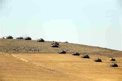 Turkish army tanks have been lined up on the Syrian border across from Kobani for a week (Hurriyet)