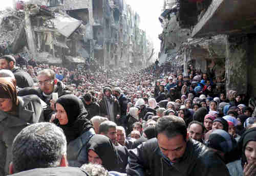 Yarmouk refugee camp, 31-Jan-2014, showing residents queuing up to receive food supplies (AP)