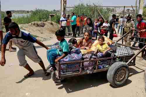 Iraqis fleeing Ramadi on Sunday (AP)