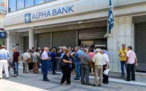 Greeks in Athens wait in line to use the ATM (Kathimerini)