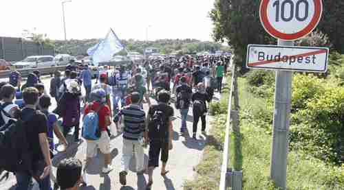 Hundreds of migrants traveling on foot