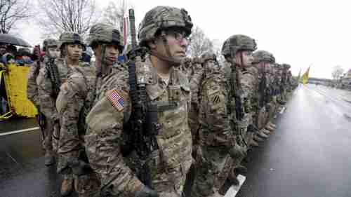 U.S. troops participate in Latvia's Independence Day military parade in Riga on 15-Nov-2015 (Reuters)