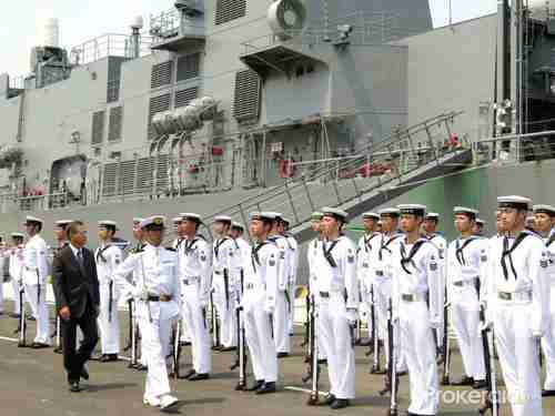 Japanese ambassador to Vietnam Hiroshi Fukada (1st L, front) inspects a guard of honor on Tuesday at Cam Ranh Bay seaport.