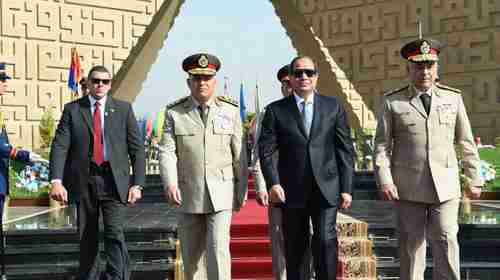 Abdel al-Fattah al-Sisi with military guard