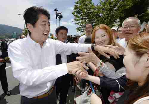 Shinzo Abe campaigning for Sunday's elections (Kyodo)
