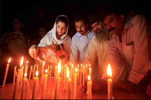 Residents light candles to honor victims of the Quetta blast on Monday (Reuters)